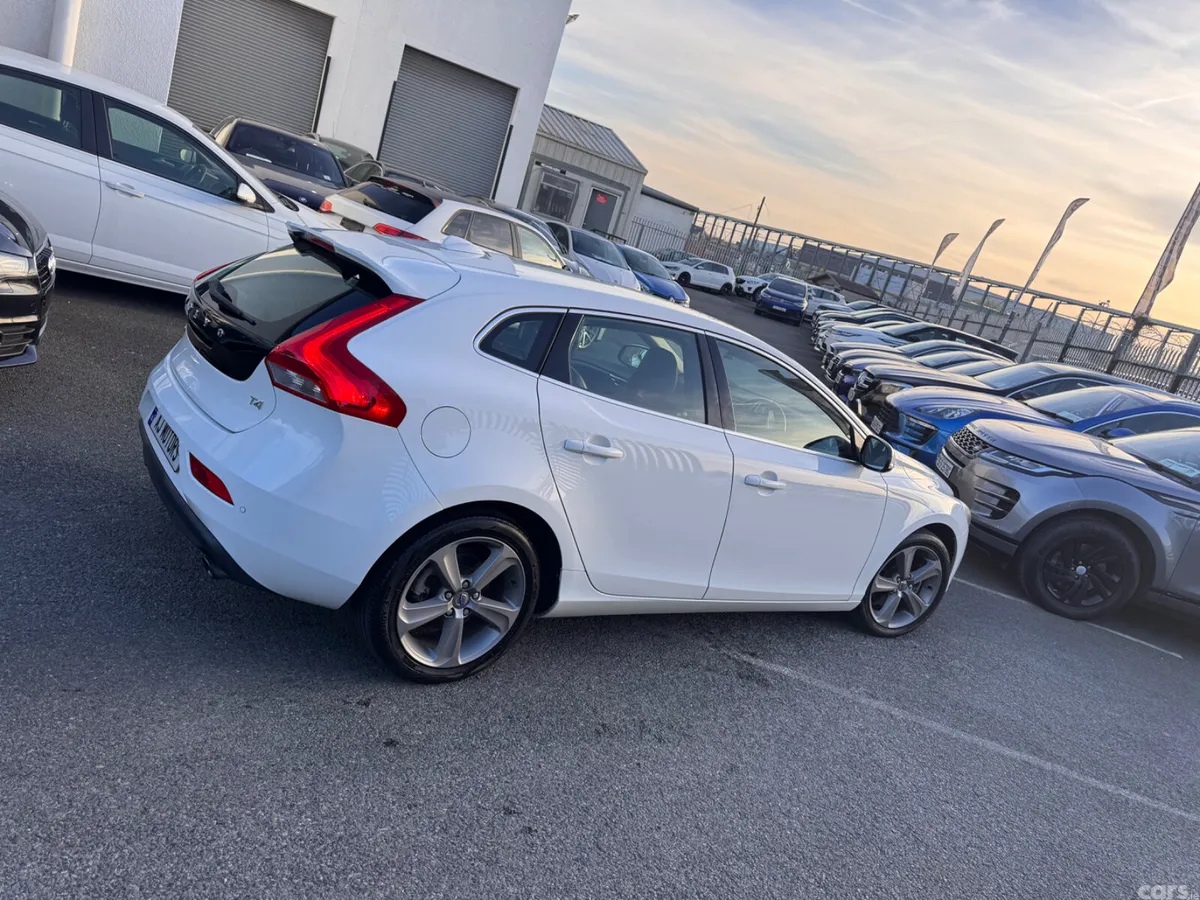 Volvo V40 Hatchback, Petrol, 2013, White