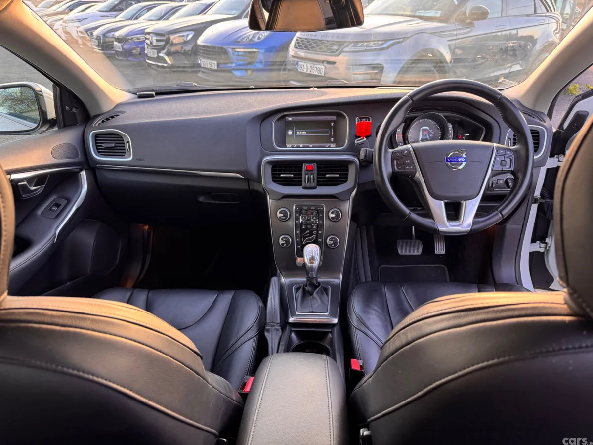 Volvo V40 Hatchback, Petrol, 2013, White