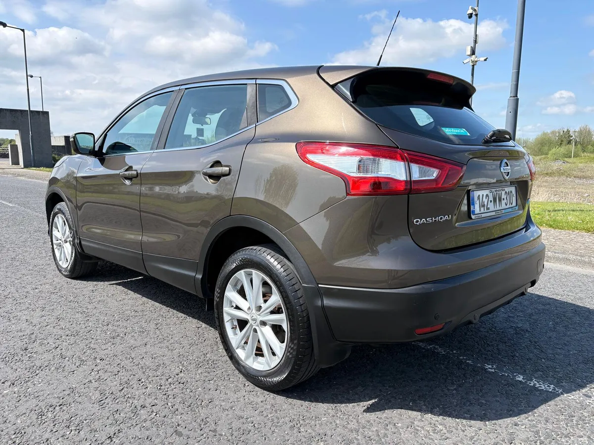 Nissan Qashqai Hatchback, Diesel, 2014, Brown