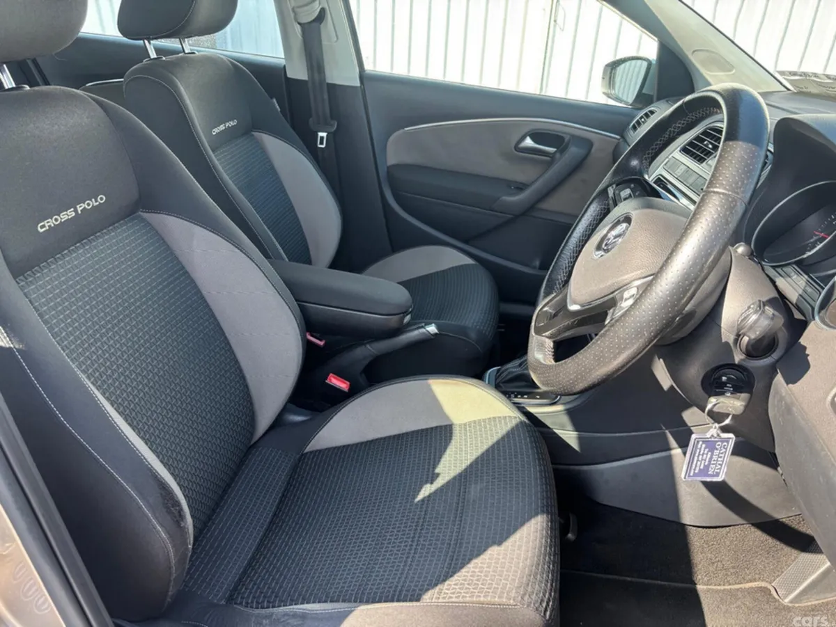 Volkswagen Polo MPV, Petrol, 2014, Gold