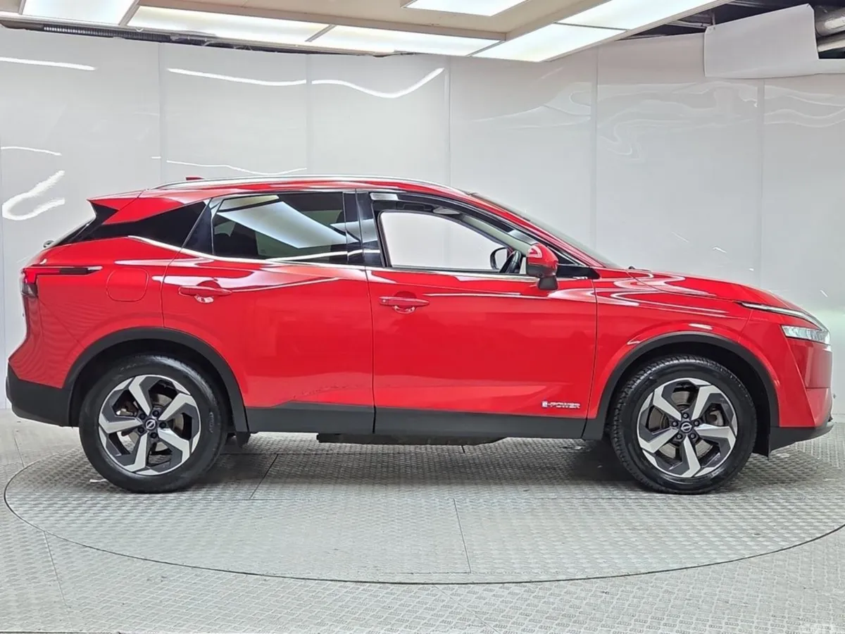 Nissan Qashqai MPV, Petrol Hybrid, 2023, Red