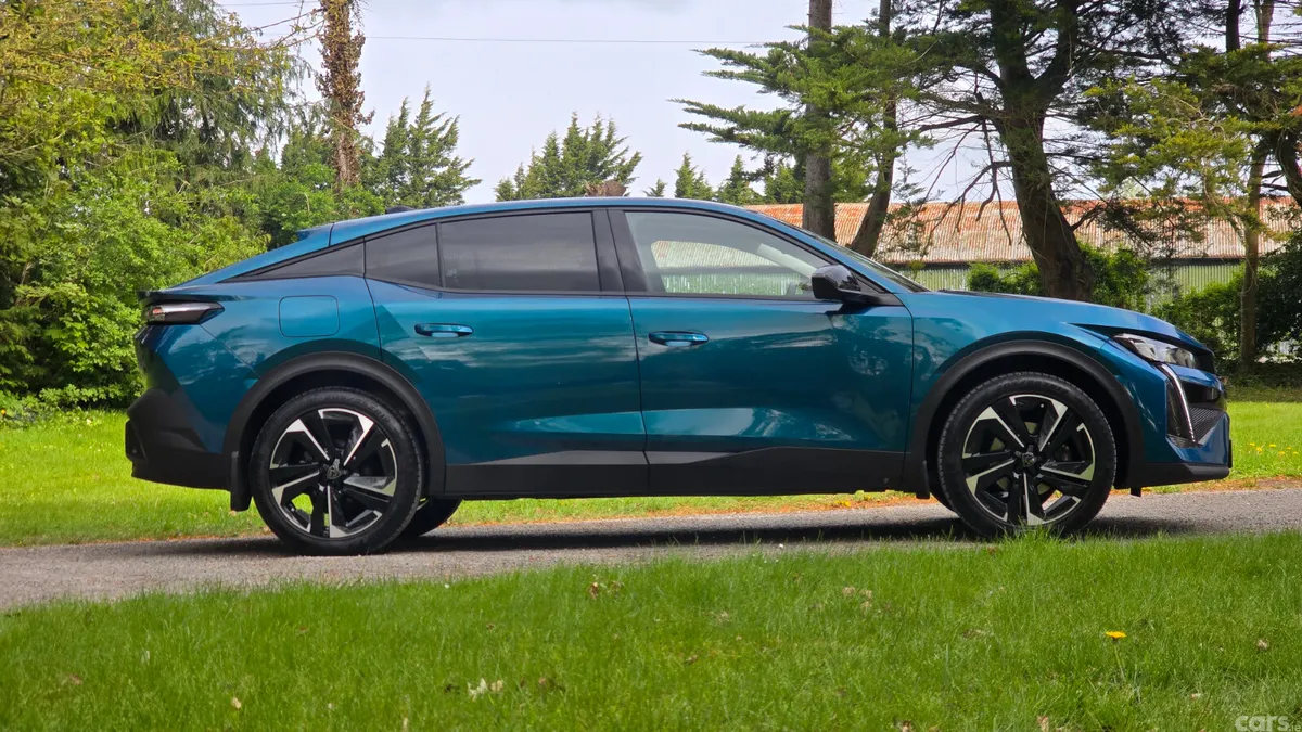 Peugeot 408 Hatchback, Petrol, 2023, Blue