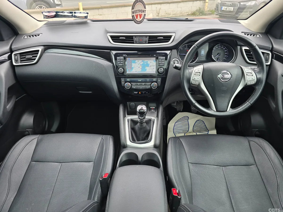 Nissan Qashqai SUV, Diesel, 2017, Red