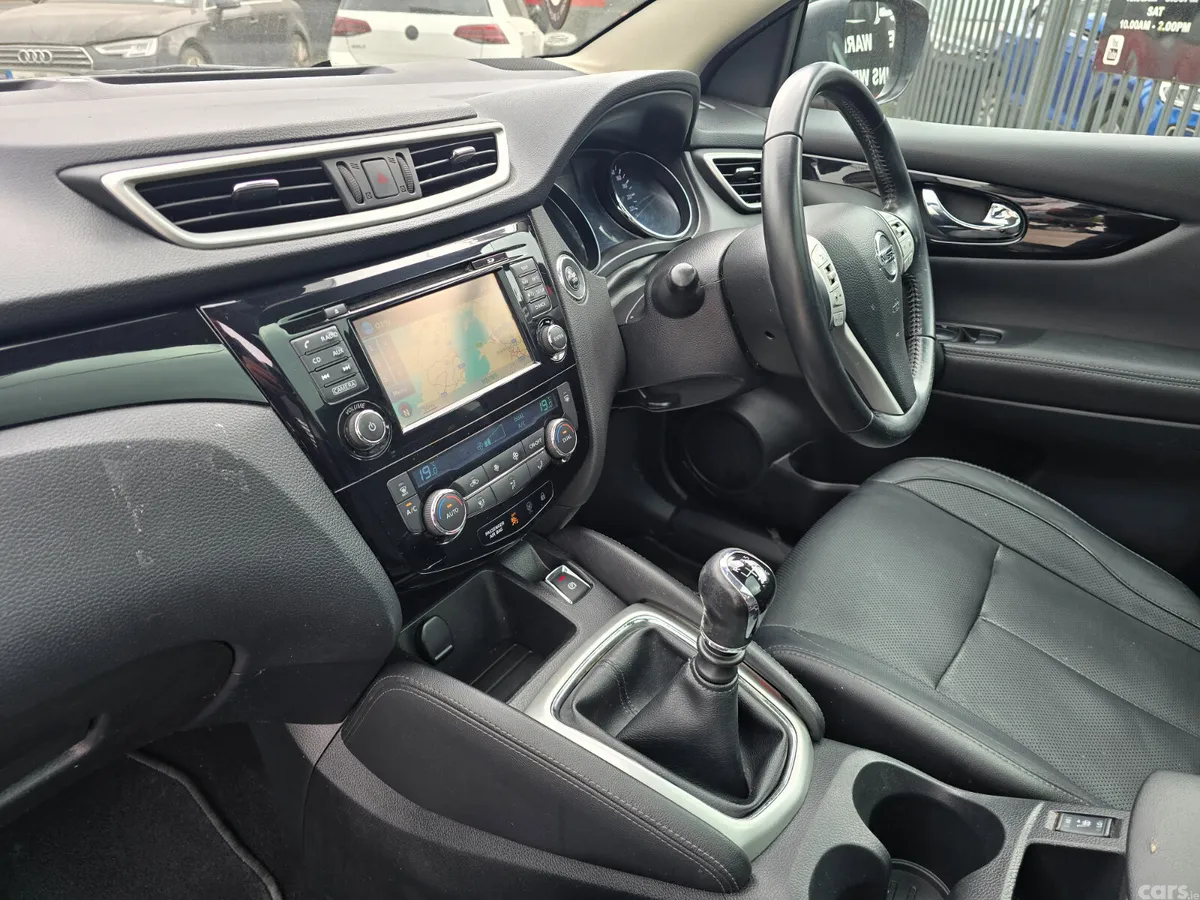 Nissan Qashqai SUV, Diesel, 2017, Red