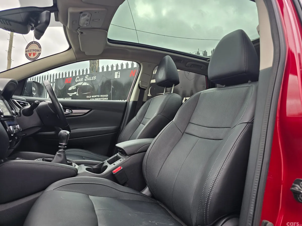 Nissan Qashqai SUV, Diesel, 2017, Red