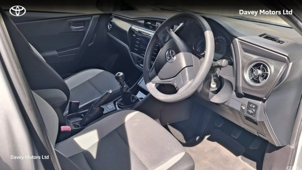 Toyota Auris Hatchback, Petrol, 2016, Silver