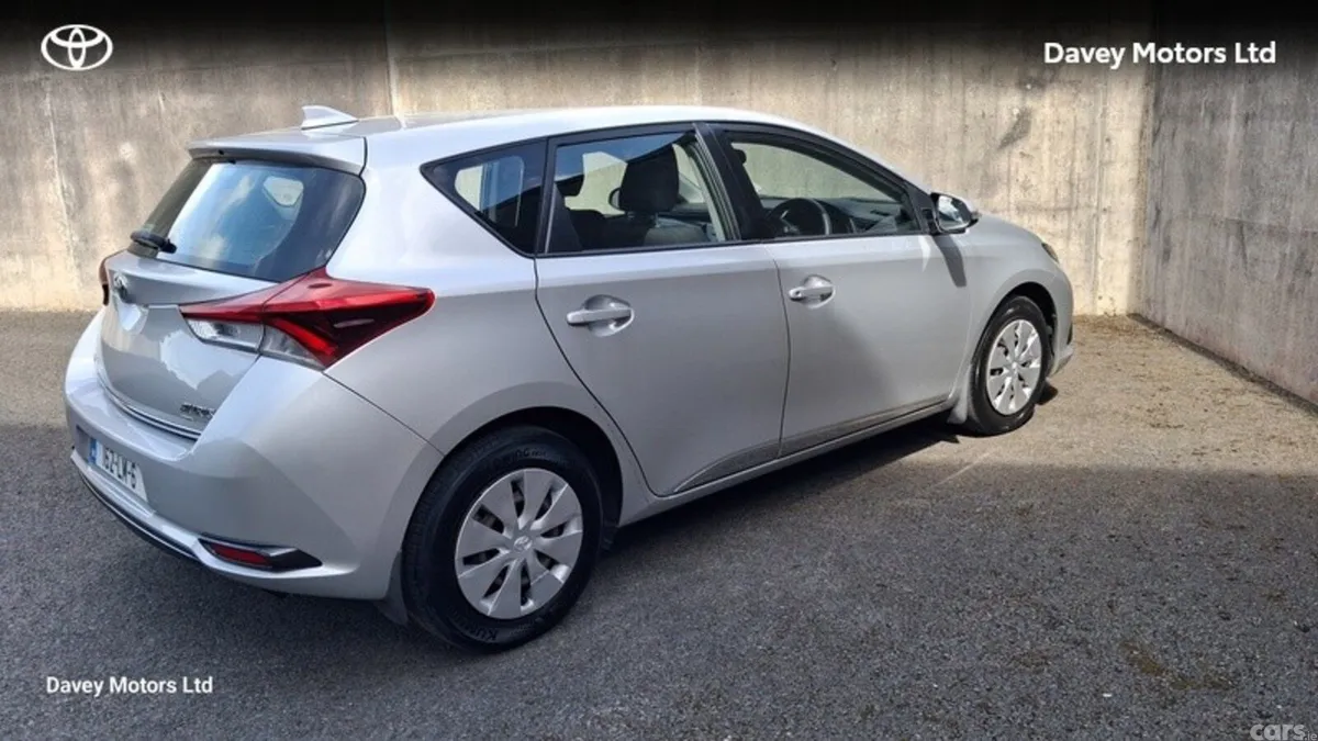 Toyota Auris Hatchback, Petrol, 2016, Silver