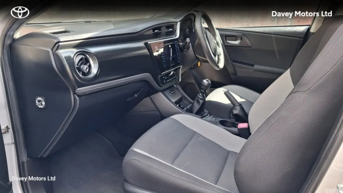 Toyota Auris Hatchback, Petrol, 2016, Silver