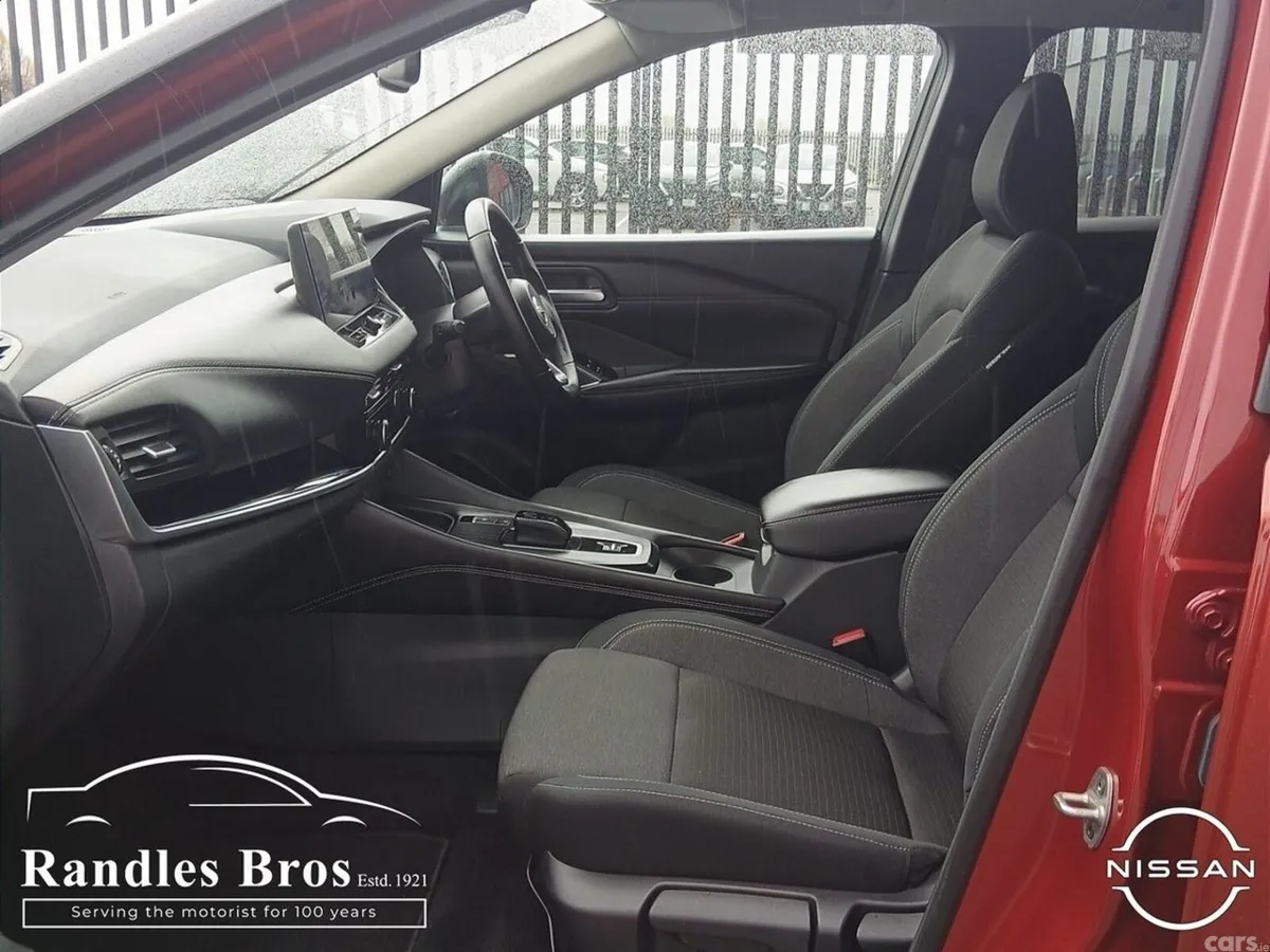 Nissan Qashqai MPV, Petrol, 2023, Red
