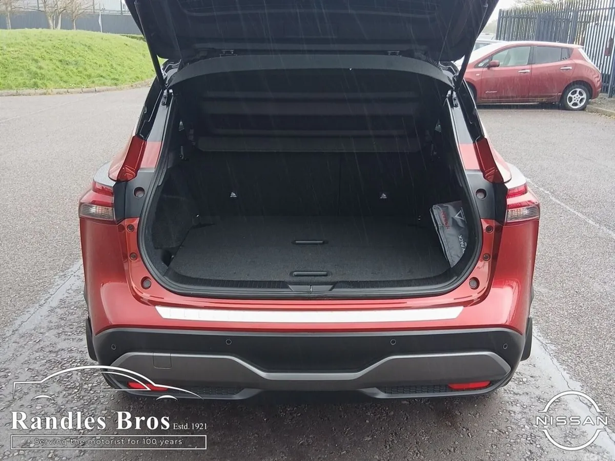 Nissan Qashqai MPV, Petrol, 2023, Red
