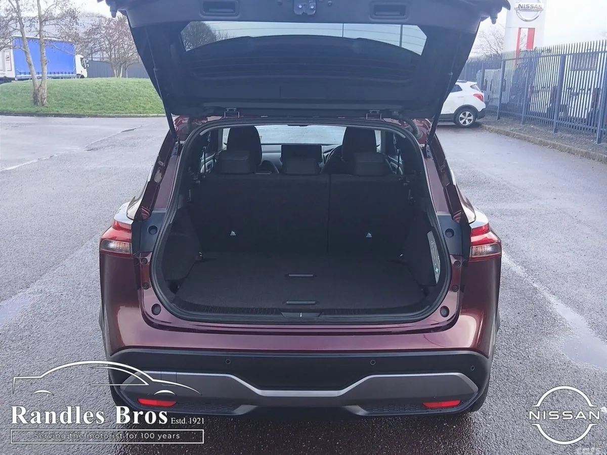 Nissan Qashqai MPV, Petrol Hybrid, 2023, Red