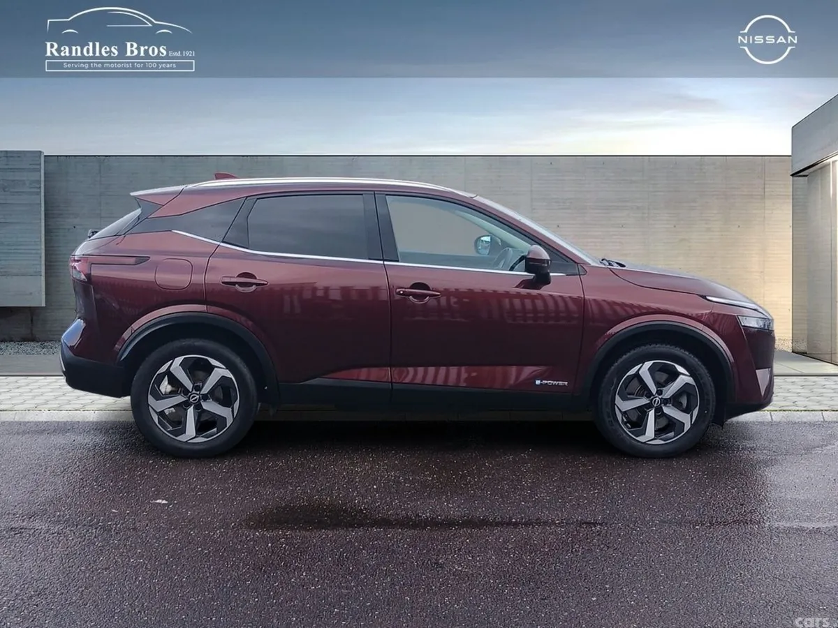 Nissan Qashqai MPV, Petrol Hybrid, 2023, Red