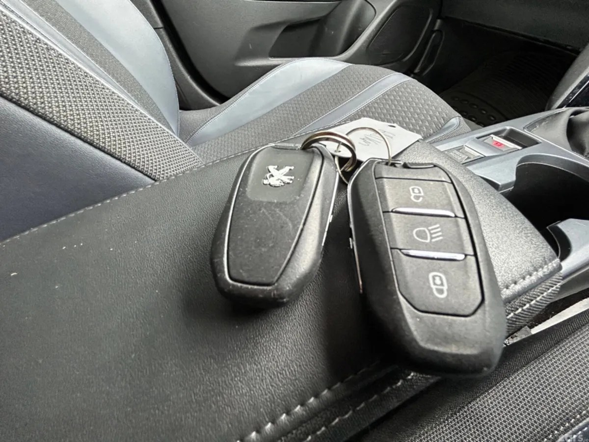 Peugeot 2008 Hatchback, Diesel, 2021, White