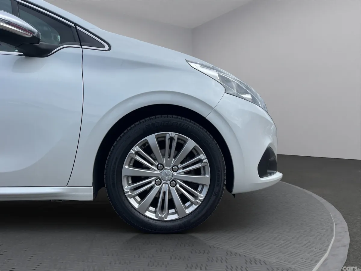 Peugeot 208 Hatchback, Petrol, 2018, White