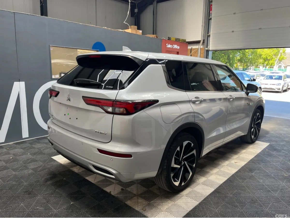 Mitsubishi Outlander SUV, Petrol Plug-in Hybrid, 2023, White