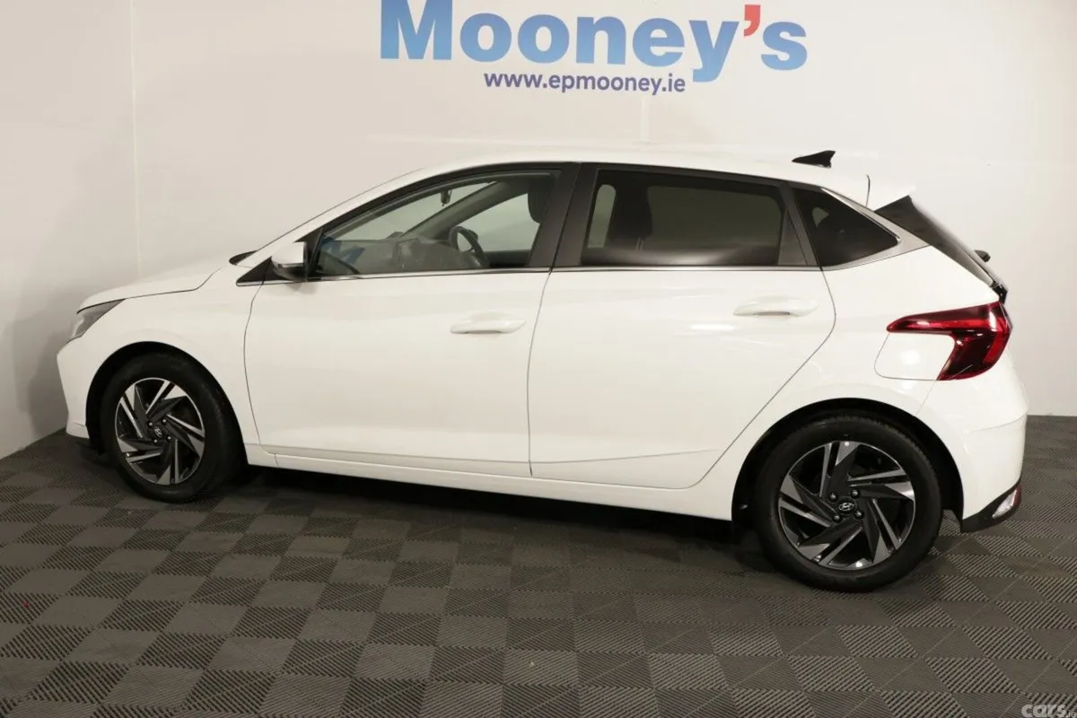 Hyundai i20 Hatchback, Petrol, 2023, White