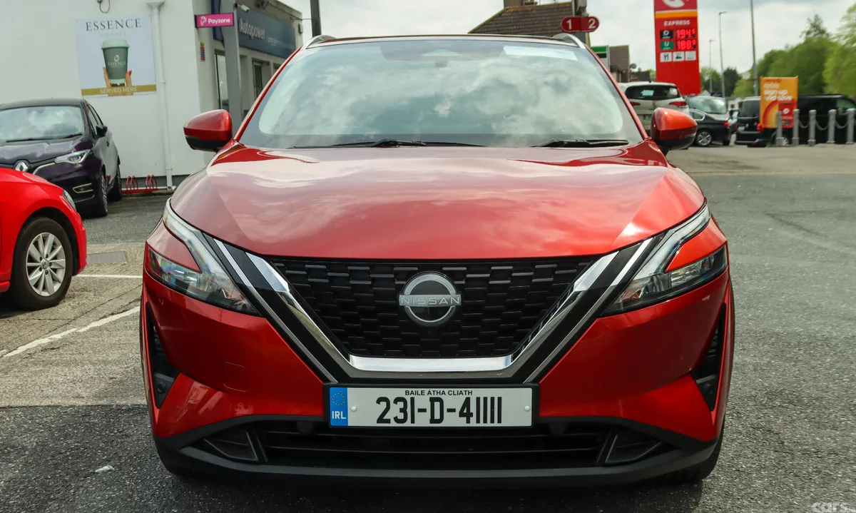 Nissan Qashqai MPV, Petrol, 2023, Red