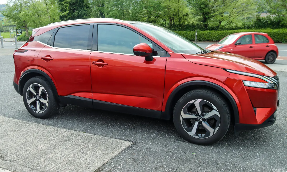 Nissan Qashqai MPV, Petrol, 2023, Red