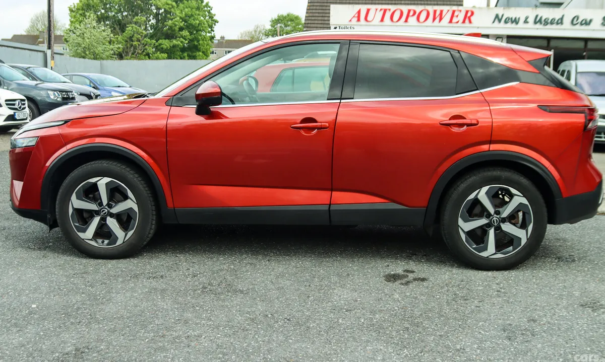 Nissan Qashqai MPV, Petrol, 2023, Red