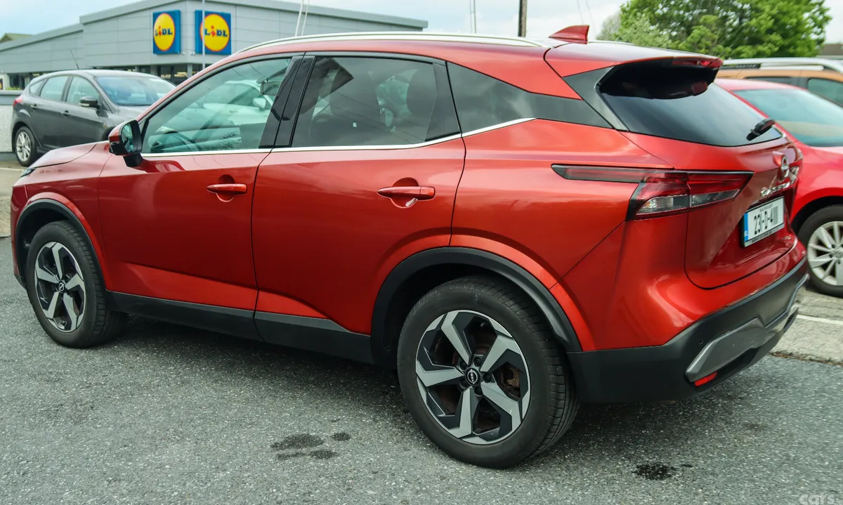 Nissan Qashqai MPV, Petrol, 2023, Red