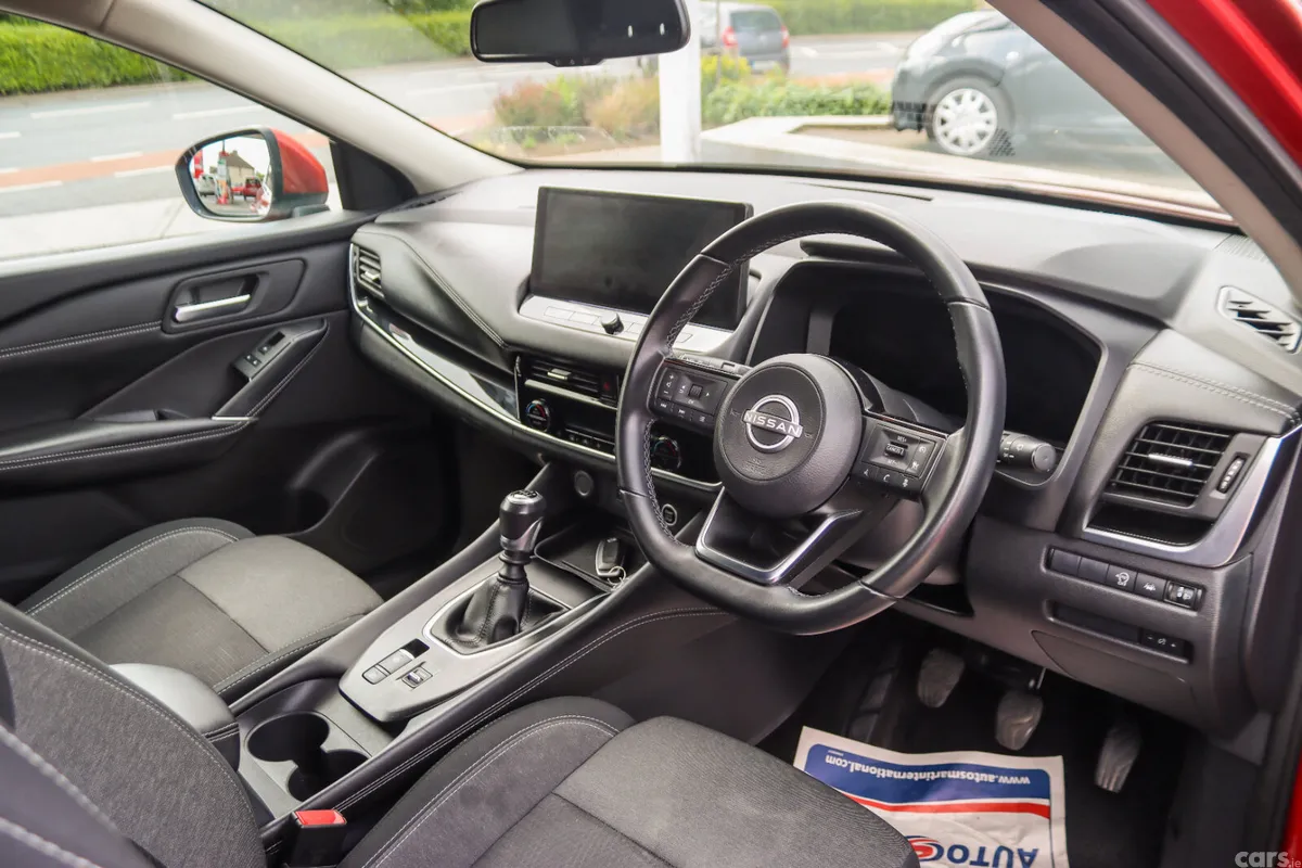 Nissan Qashqai MPV, Petrol, 2023, Red