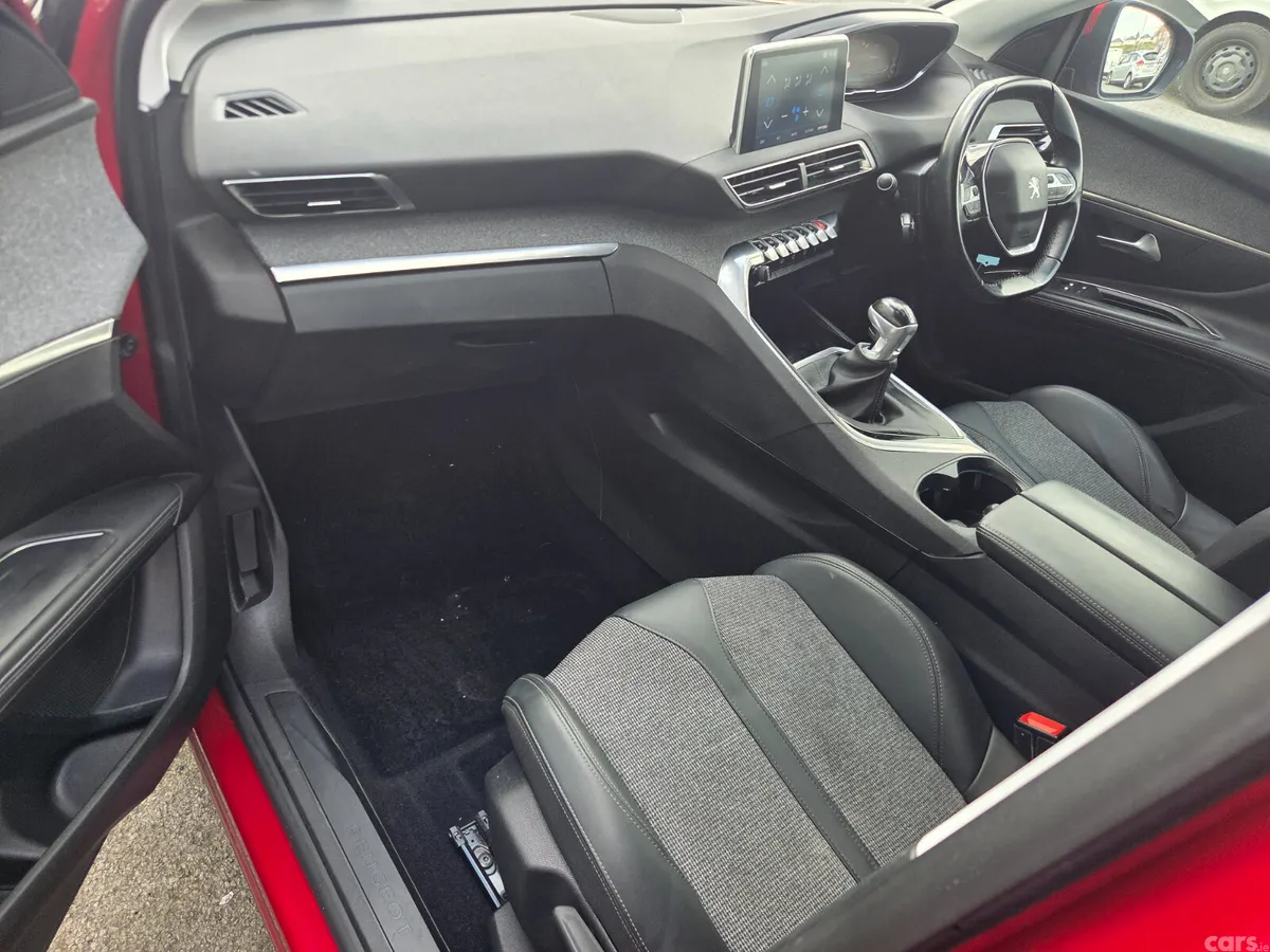Peugeot 5008 MPV, Diesel, 2020, Red