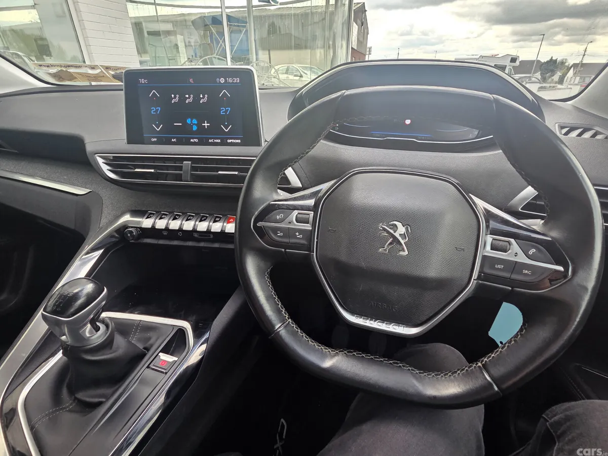Peugeot 5008 MPV, Diesel, 2020, Red