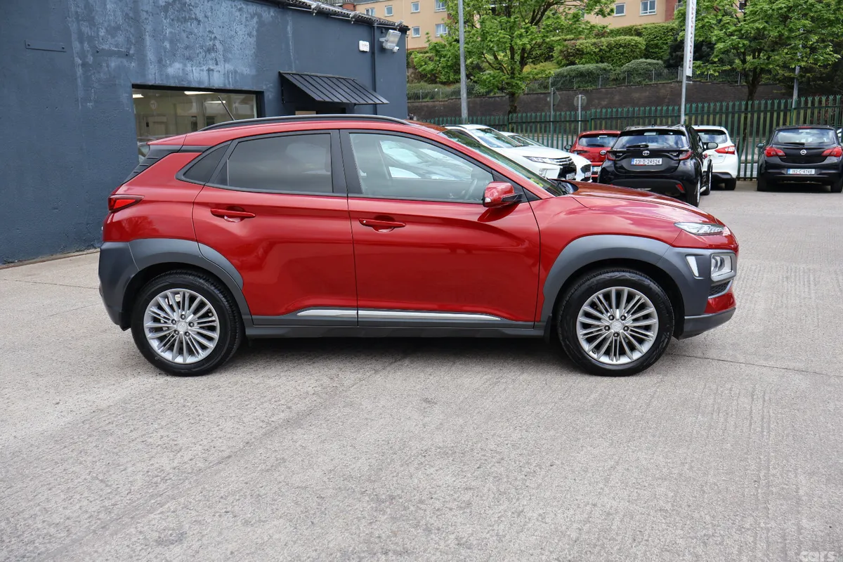 Hyundai KONA MPV, Petrol, 2020, Red