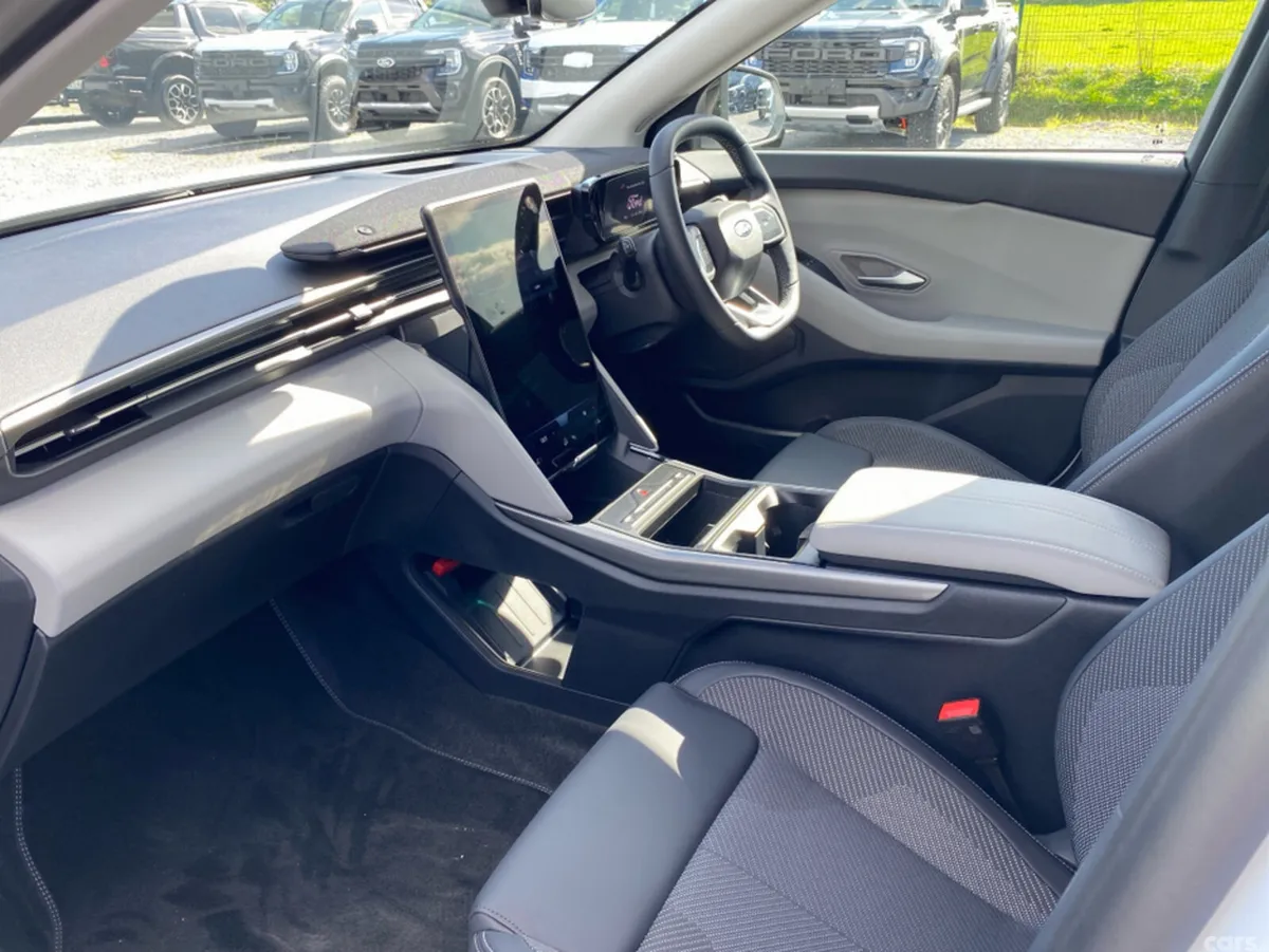 Ford Explorer MPV, Electric, 2026, White