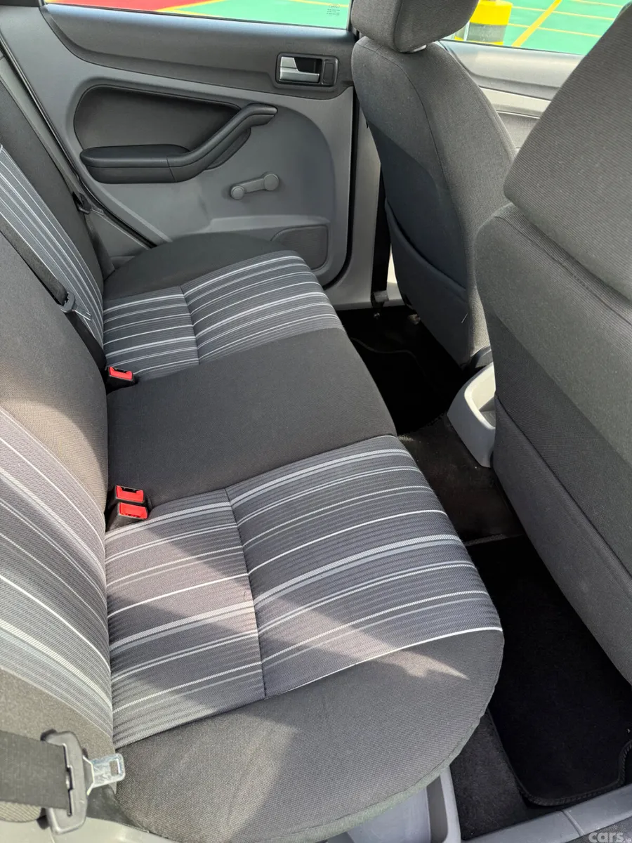 Ford Focus Saloon, Petrol, 2009, Silver