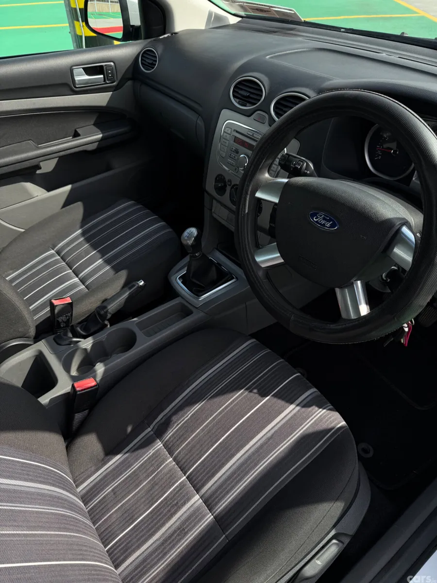 Ford Focus Saloon, Petrol, 2009, Silver