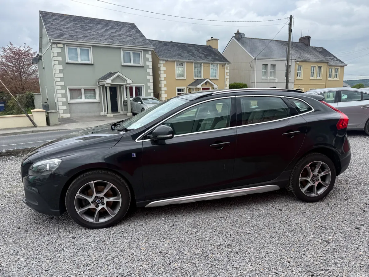 Volvo V40 Hatchback, Diesel, 2014, Black