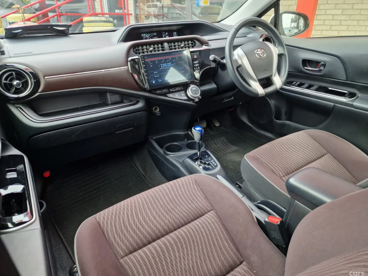Toyota Aqua Hatchback, Petrol Hybrid, 2017, White