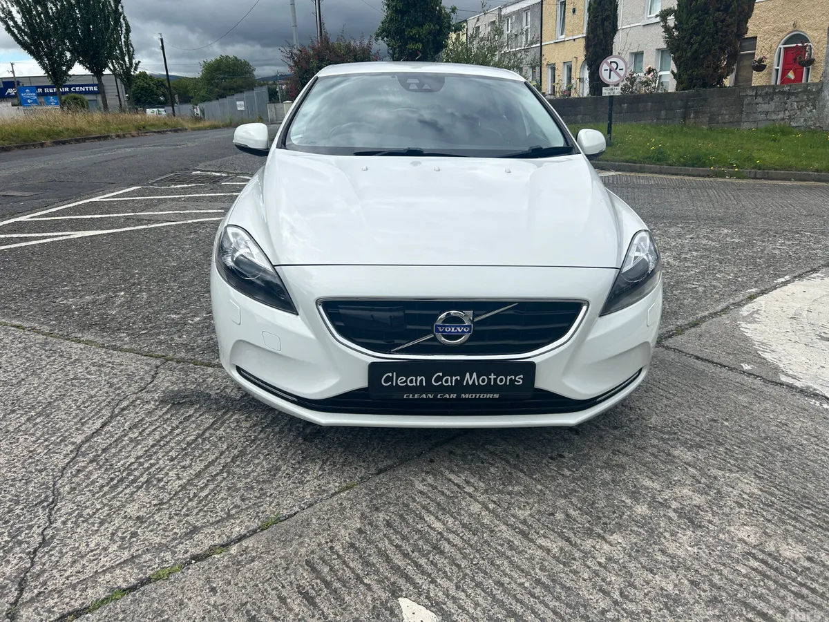 Volvo V40 Hatchback, Petrol, 2015, White