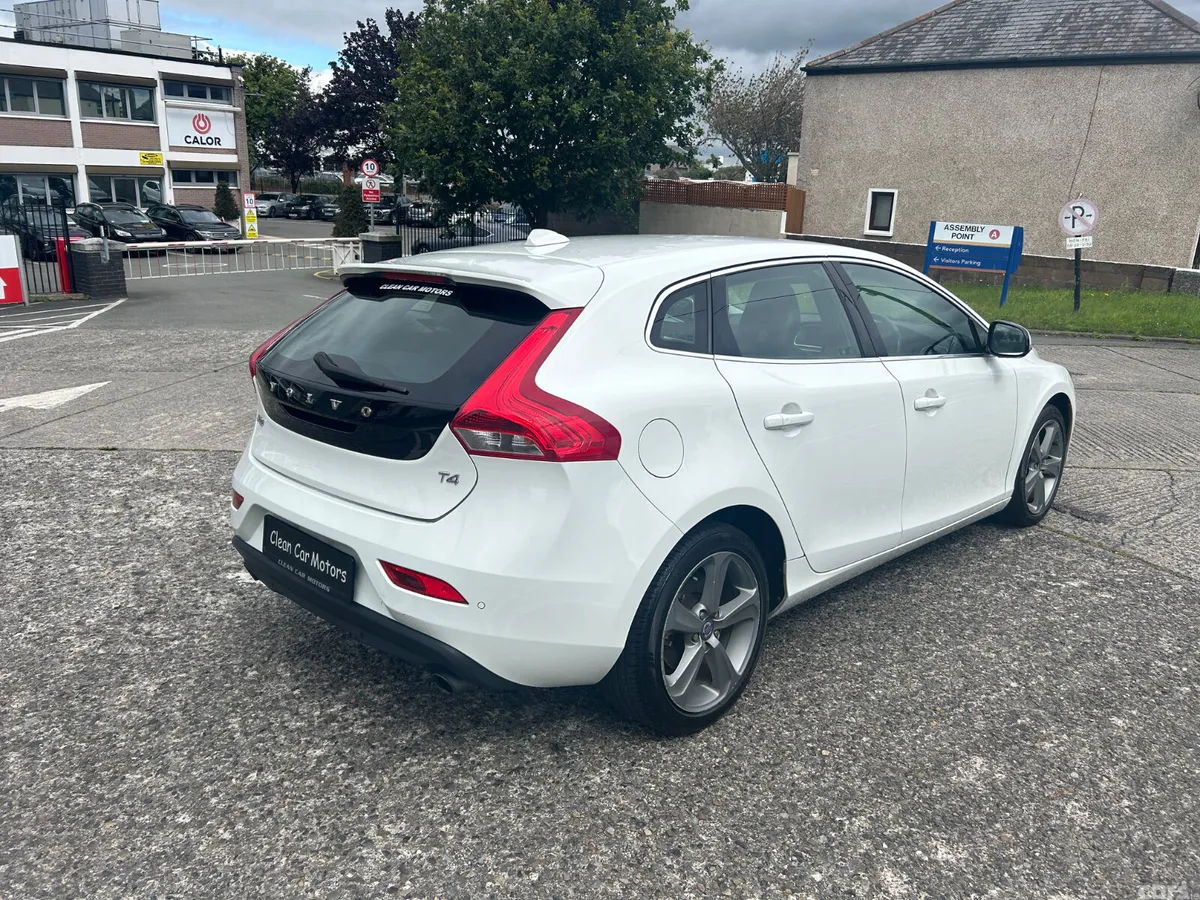 Volvo V40 Hatchback, Petrol, 2015, White