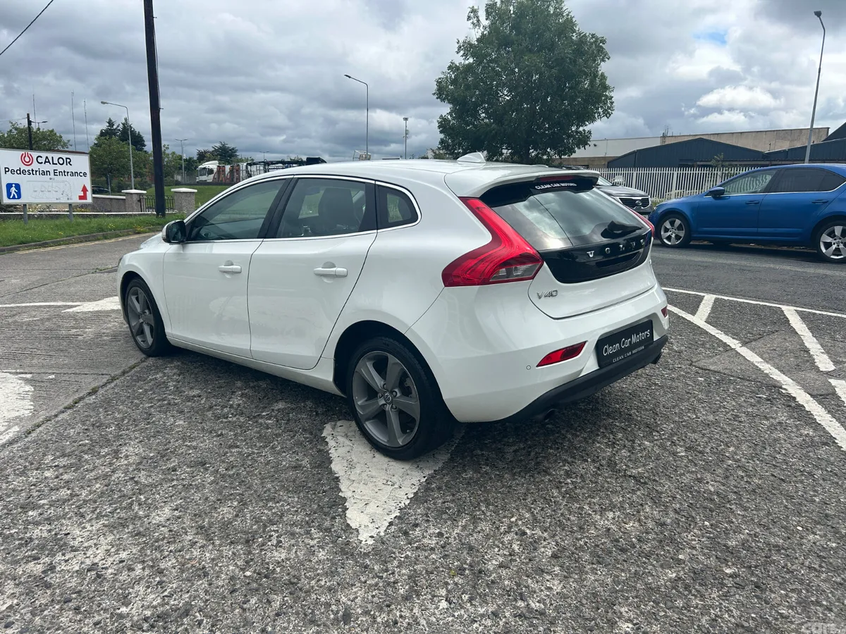 Volvo V40 Hatchback, Petrol, 2015, White