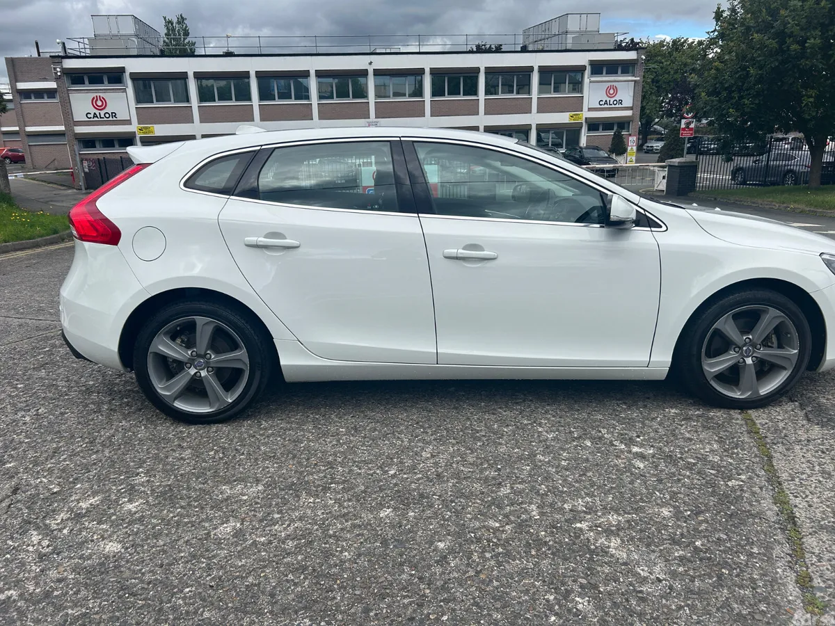Volvo V40 Hatchback, Petrol, 2015, White