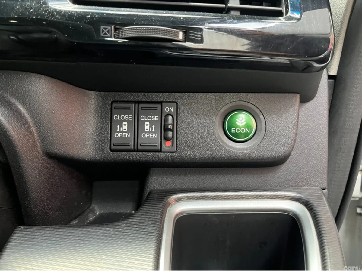 Honda Stepwagon MPV, Petrol Hybrid, 2019, White