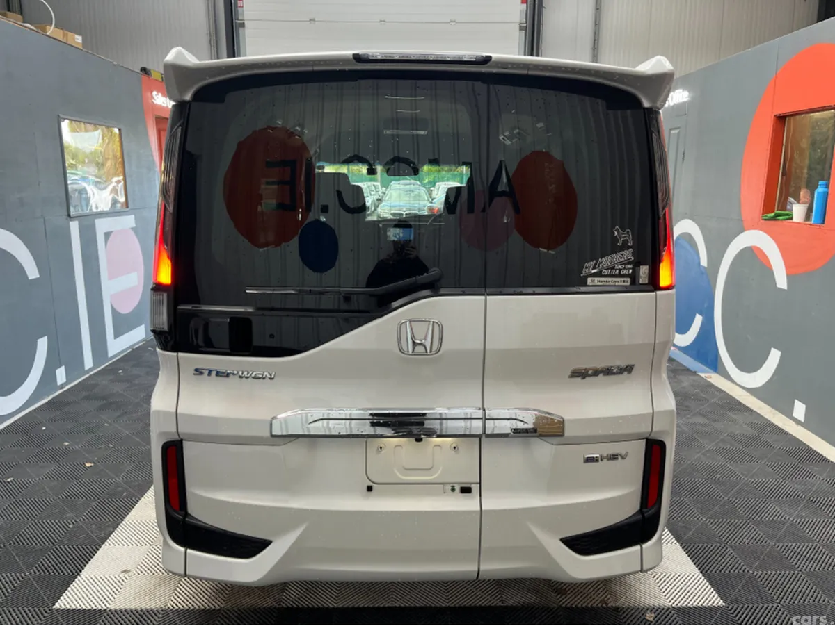 Honda Stepwagon MPV, Petrol Hybrid, 2021, White