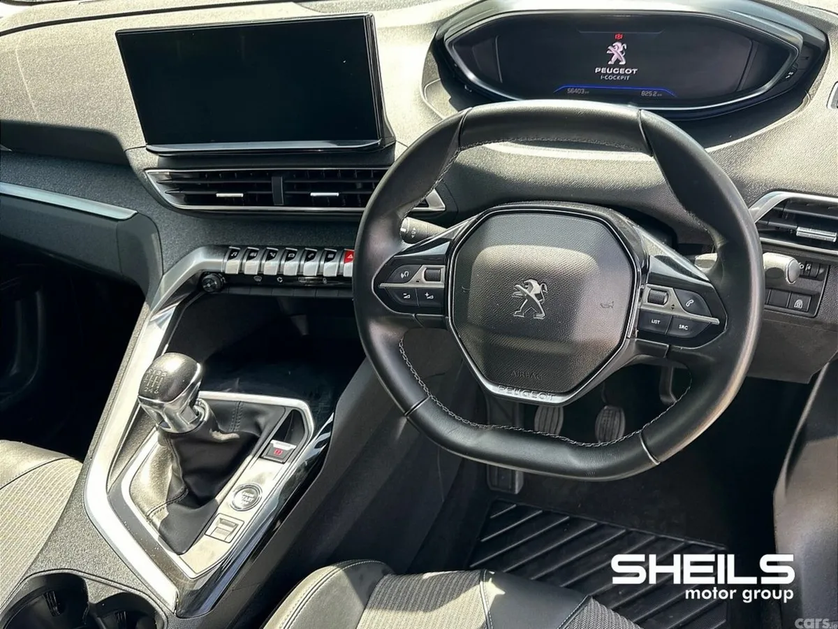 Peugeot 5008 MPV, Diesel, 2022, Red