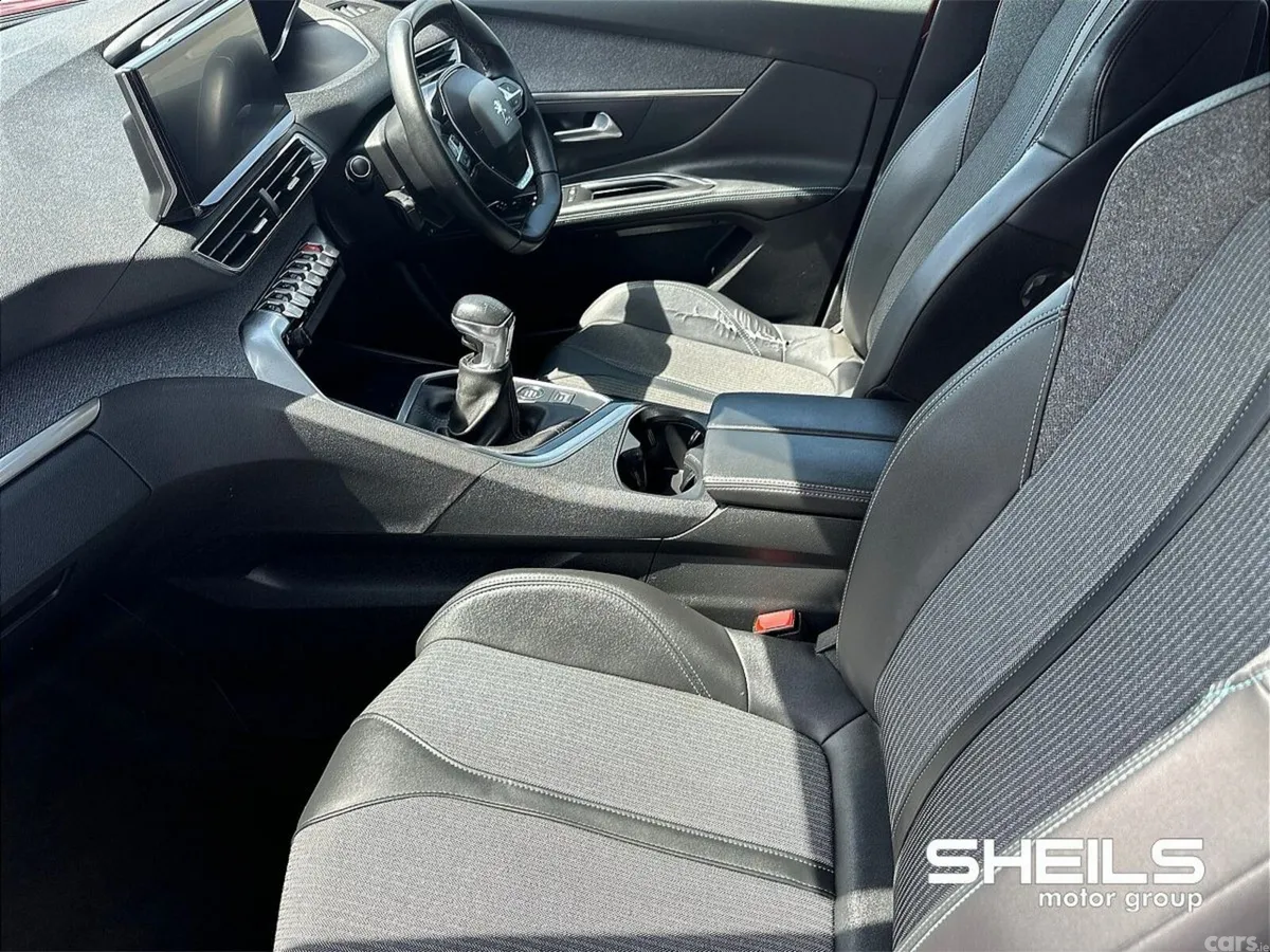 Peugeot 5008 MPV, Diesel, 2022, Red