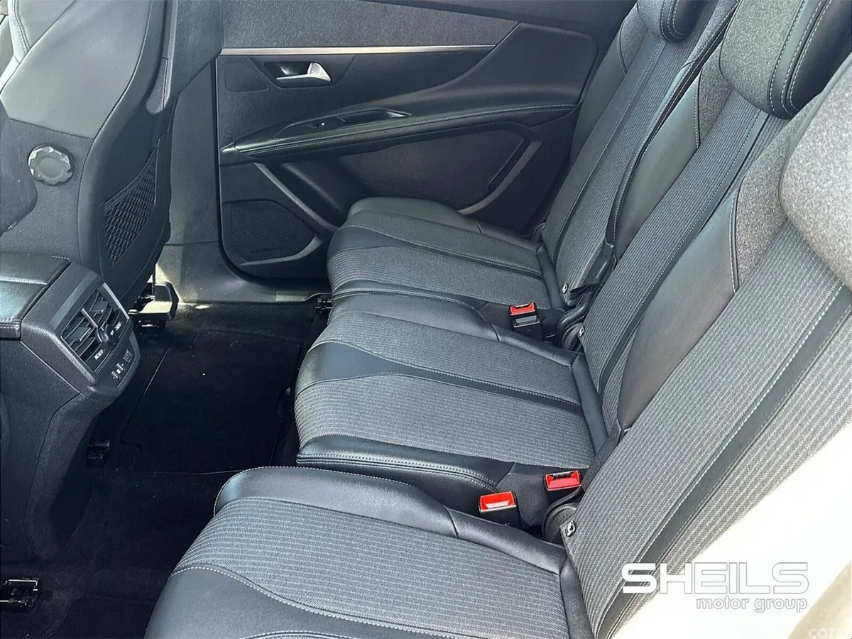 Peugeot 5008 MPV, Diesel, 2022, Red