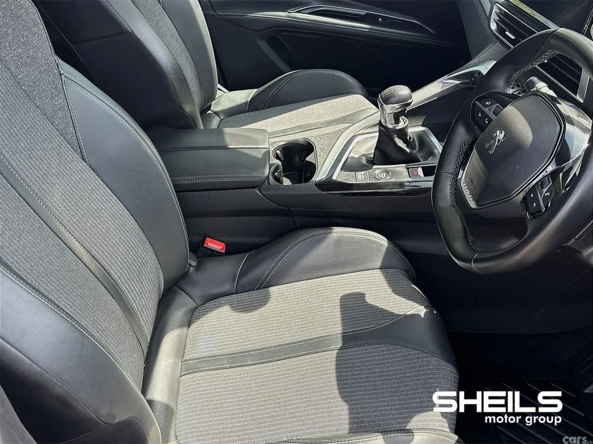 Peugeot 5008 MPV, Diesel, 2022, Red