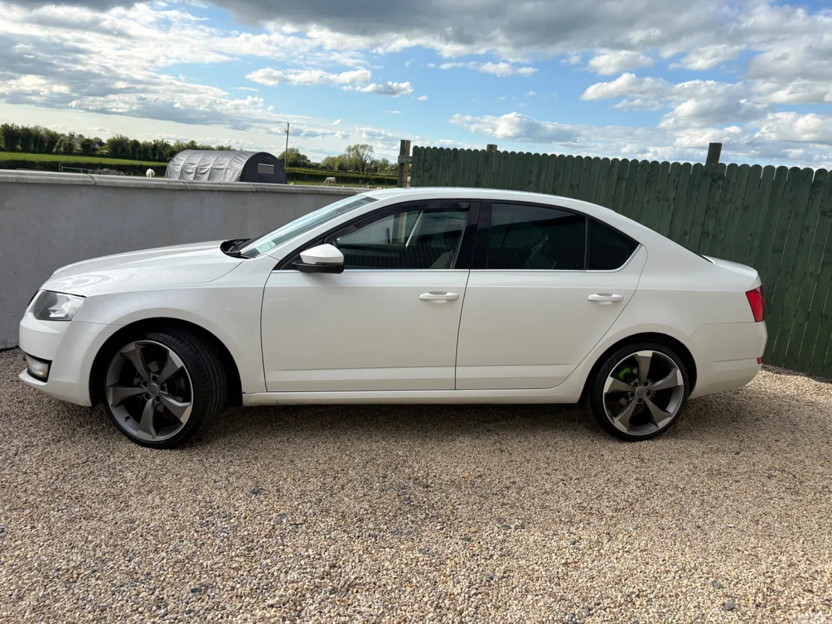 Skoda Octavia Saloon, Diesel, 2016, White