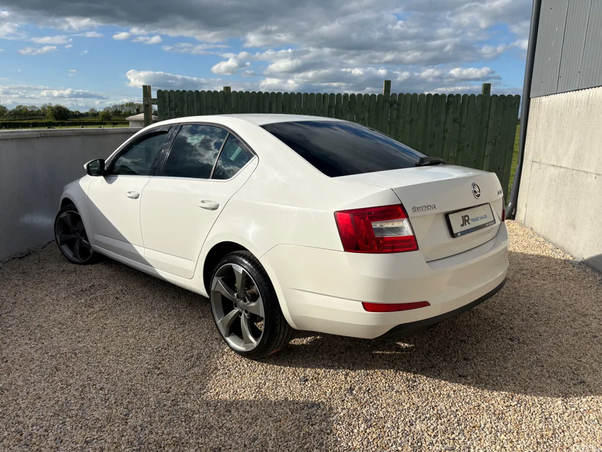 Skoda Octavia Saloon, Diesel, 2016, White