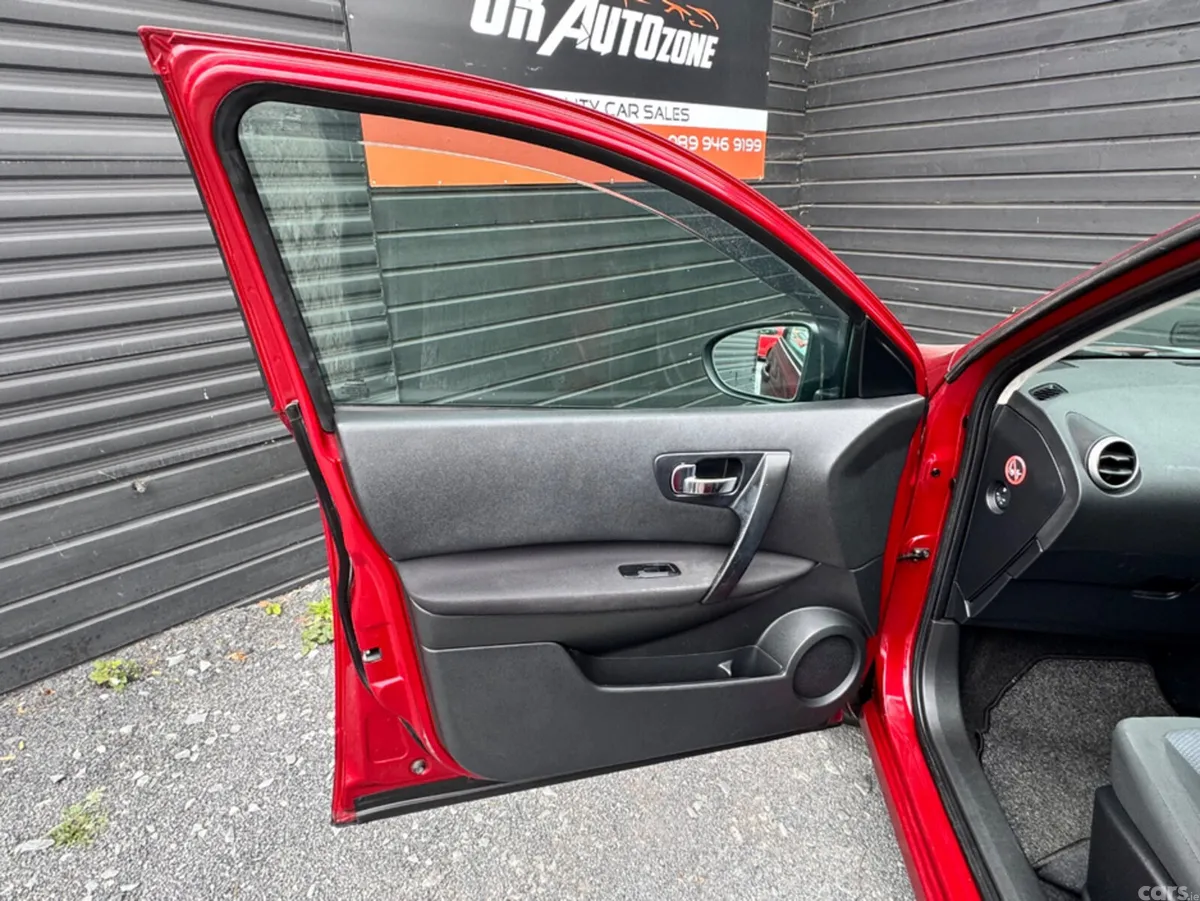 Nissan Qashqai SUV, Diesel, 2012, Red