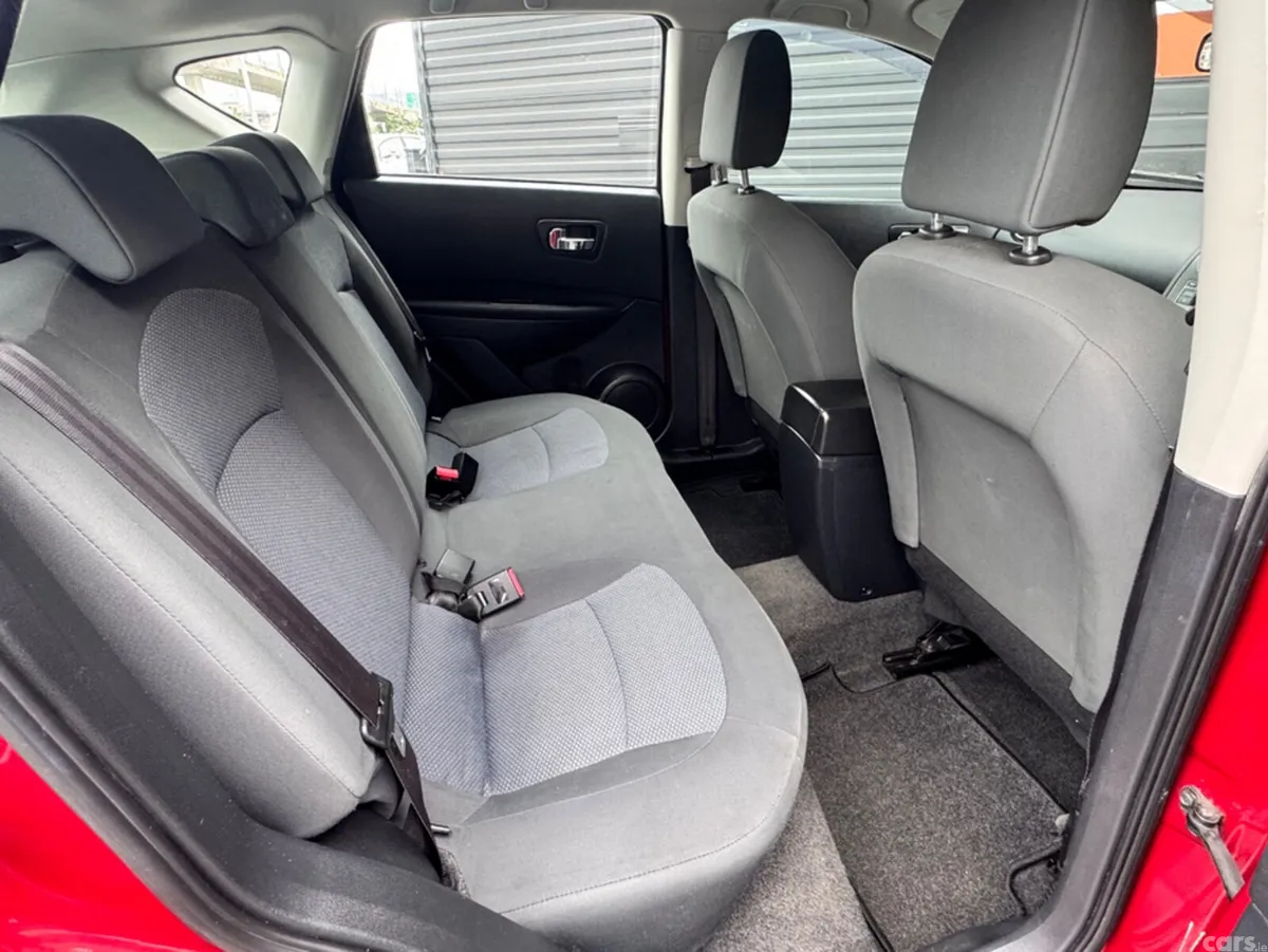 Nissan Qashqai SUV, Diesel, 2012, Red