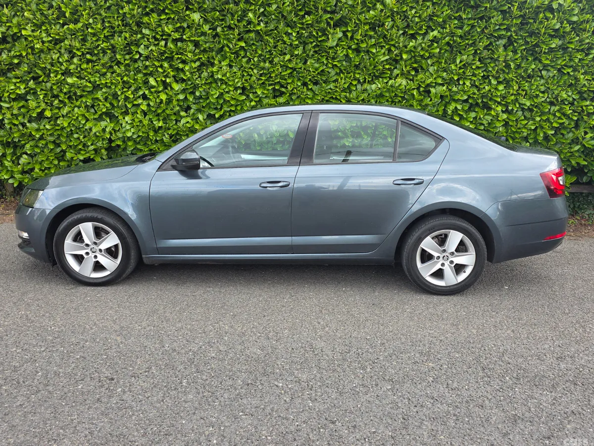 Skoda Octavia Saloon, Diesel, 2018, Grey