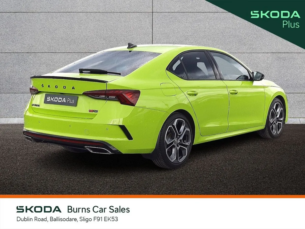 Skoda Octavia Saloon, Diesel, 2024, Green
