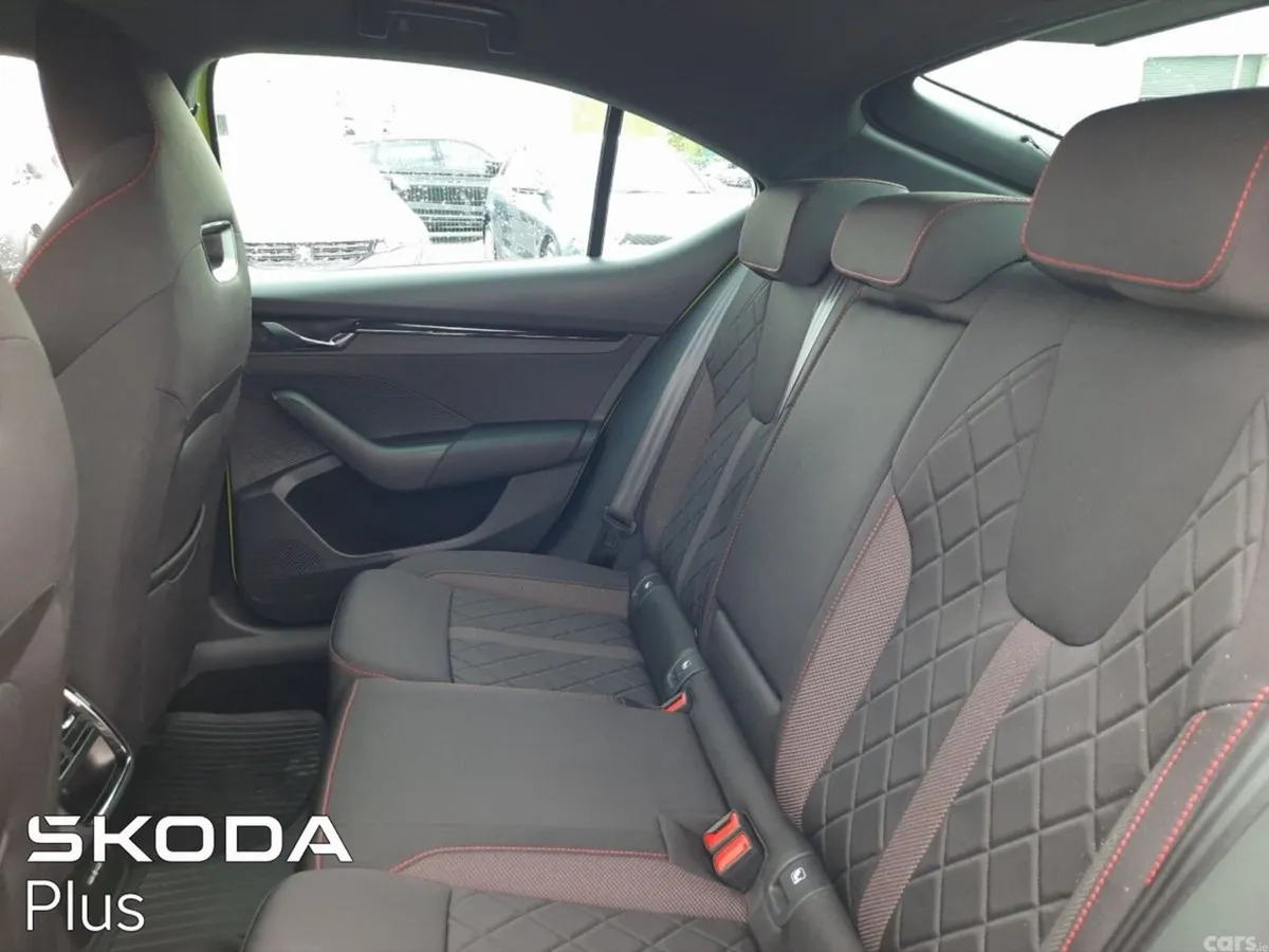 Skoda Octavia Saloon, Diesel, 2024, Green